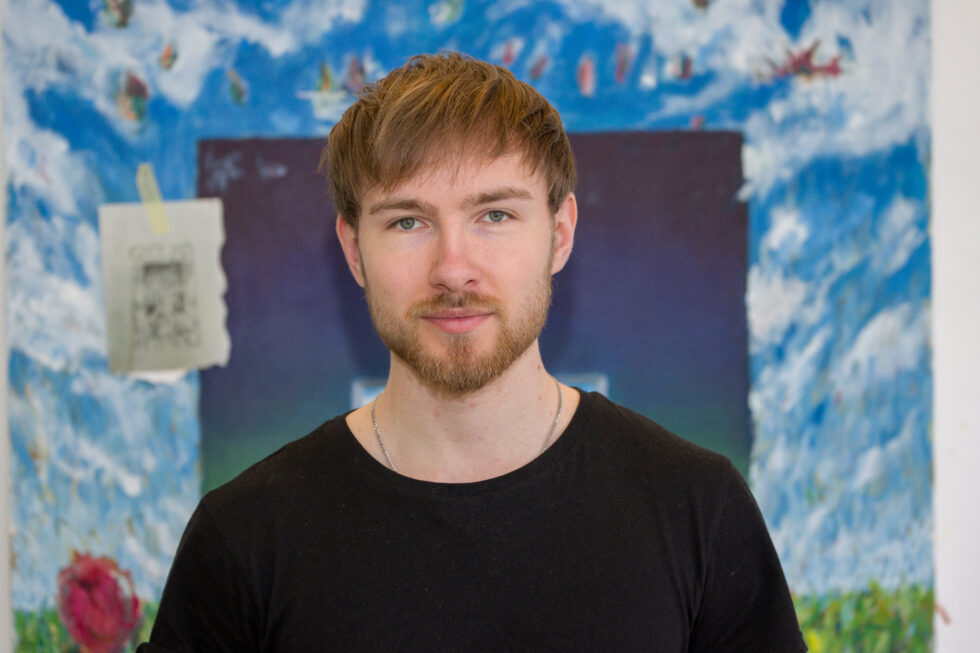 Kunstner Jonathan Bye holder kurs for tegneglade i alle aldre: – Jeg føler jeg har mye å lære bort, sier den lokale kunstneren.