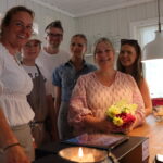 Drengen gårdsprodukter har hatt god suksess med Grautstua. Nå utvider de virksomheten. Her avbildet fra en reportasje i fjor sommer. Therese Walle, (f.v.) Alexander Heimro, Tom Charles Lukashaugen, Charlotte Walsøe Lukashaugen, Ulla Walsøe Lukashaugen og Sina Walsøe.