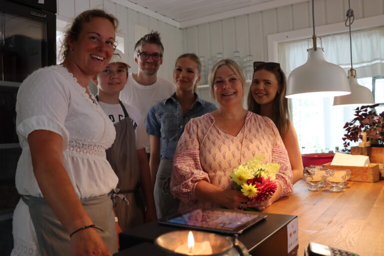 Drengen gårdsprodukter har hatt god suksess med Grautstua. Nå utvider de virksomheten. Her avbildet fra en reportasje i fjor sommer. Therese Walle, (f.v.) Alexander Heimro, Tom Charles Lukashaugen, Charlotte Walsøe Lukashaugen, Ulla Walsøe Lukashaugen og Sina Walsøe.