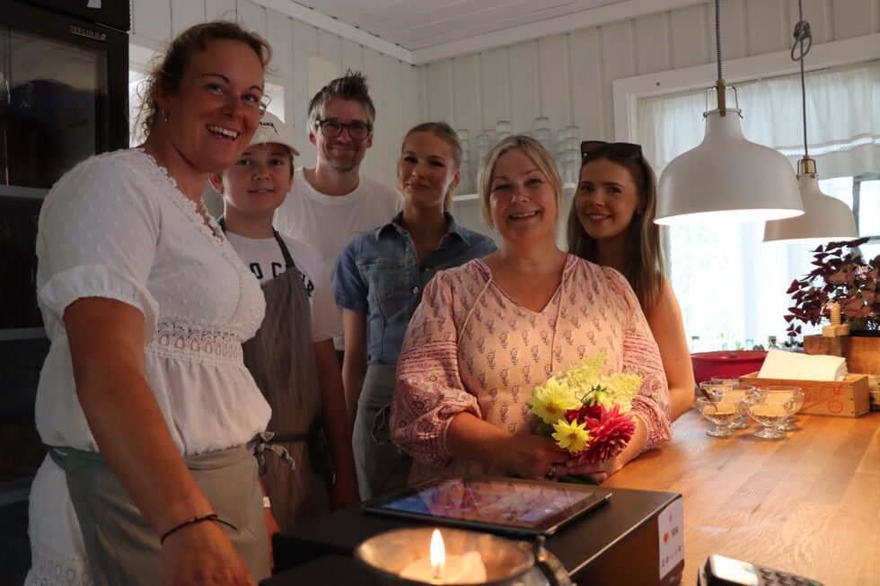 Drengen gårdsprodukter har hatt god suksess med Grautstua. Nå utvider de virksomheten. Her avbildet fra en reportasje i fjor sommer. Therese Walle, (f.v.) Alexander Heimro, Tom Charles Lukashaugen, Charlotte Walsøe Lukashaugen, Ulla Walsøe Lukashaugen og Sina Walsøe.