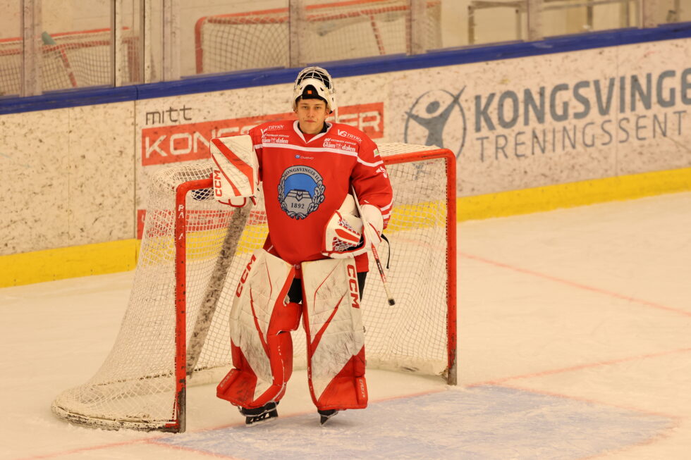 Alexander Eriksson har signert ny kontrakt med KIL Ishockey. Det bekrefter ishockeyklubben mandag kveld.