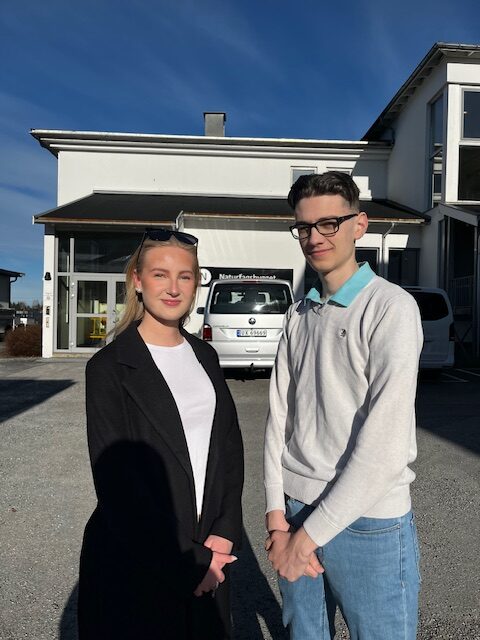 Elise Negård-Olsen (17) fra Kongsvinger og Julian Beck (18) fra Grue deler sine tanker om verdensbildet.