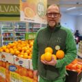 Butikksjef Vidar Godnes Iversen ved KIWI Sundehjørnet merker godt at appelsiner for mange er et symbol på påsken.