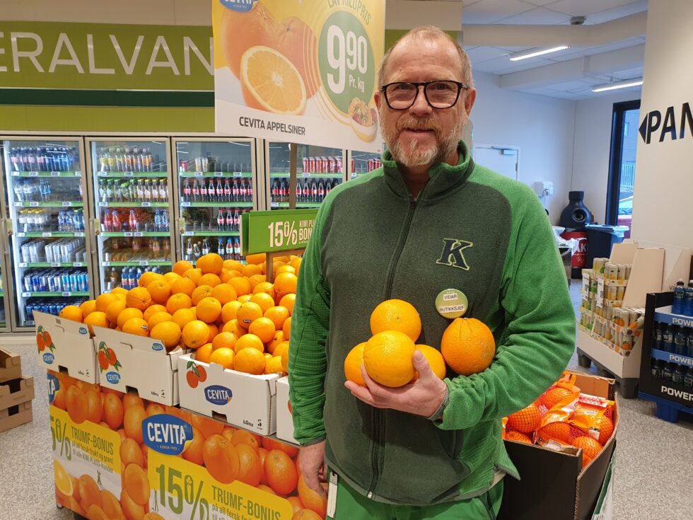 Butikksjef Vidar Godnes Iversen ved KIWI Sundehjørnet merker godt at appelsiner for mange er et symbol på påsken.