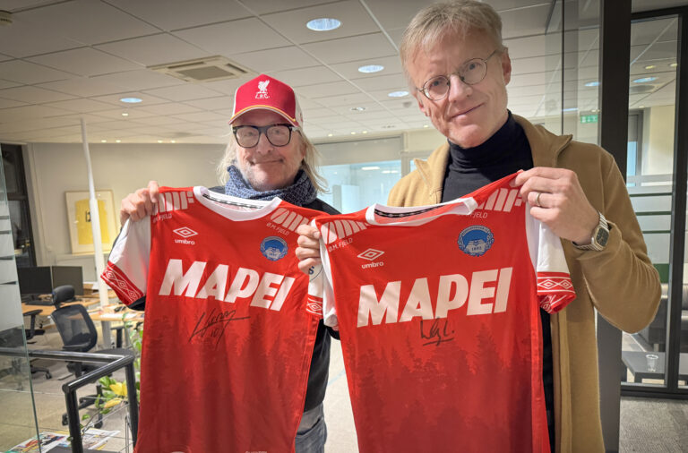 Fra konsertsaler og bokscener til tribunen på Gjemselund. Håvard Gimse (t.h.) og Levi Henriksen er trofaste KIL-supportere som gleder seg til sesongstart.