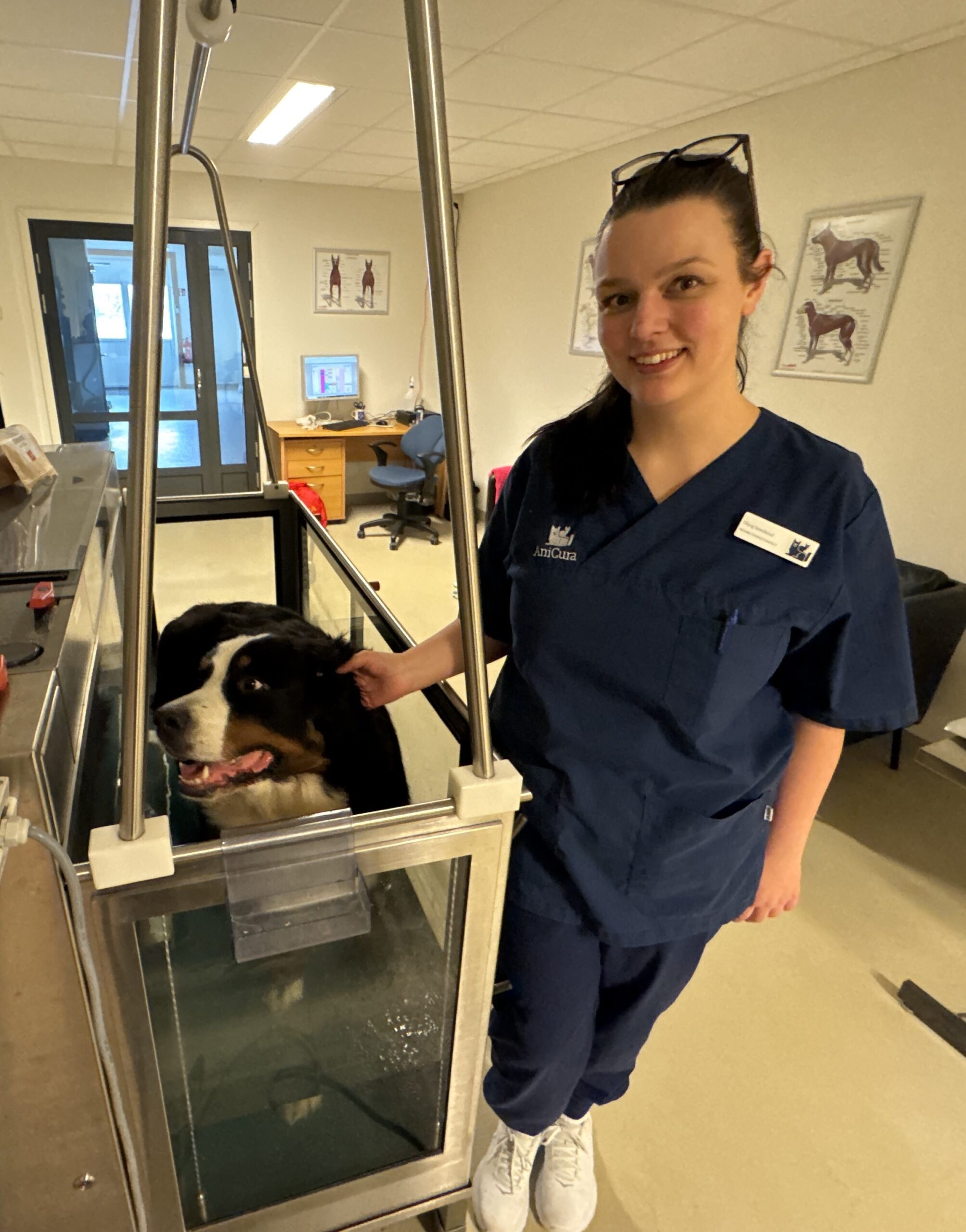 Mølla er tom for vann når hunden går inn, så fylles den med passe varmt vann når sidedøra er lukket. Med litt lokking kommer Luna seg på plass og treningen kan begynne.