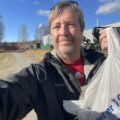Tore Strømøy har begynt å ta med seg en søppelposer hver gang han går tur. Her fra en tur langs strandpromenaden.
