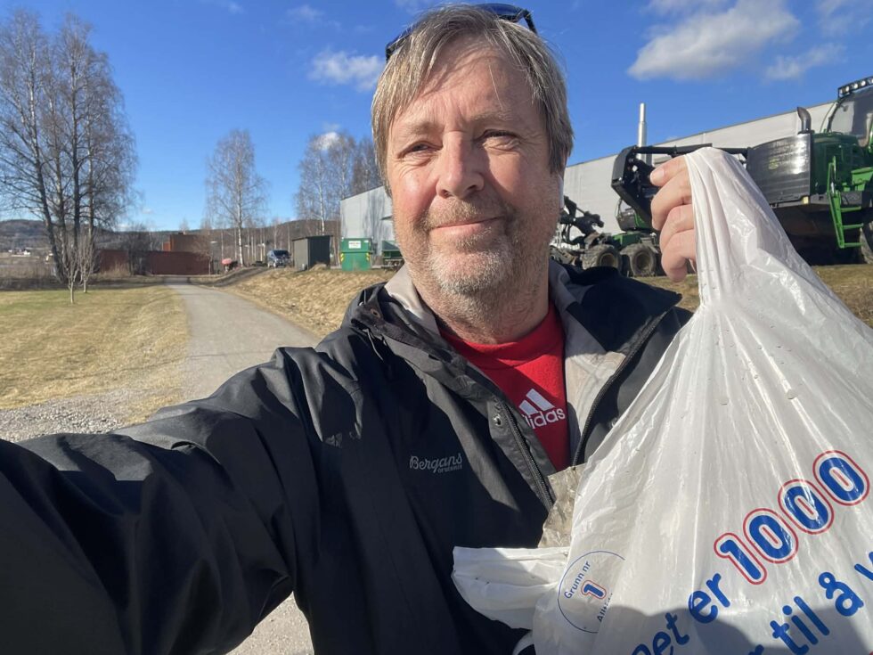 Tore Strømøy har begynt å ta med seg en søppelposer hver gang han går tur. Her fra en tur langs strandpromenaden.