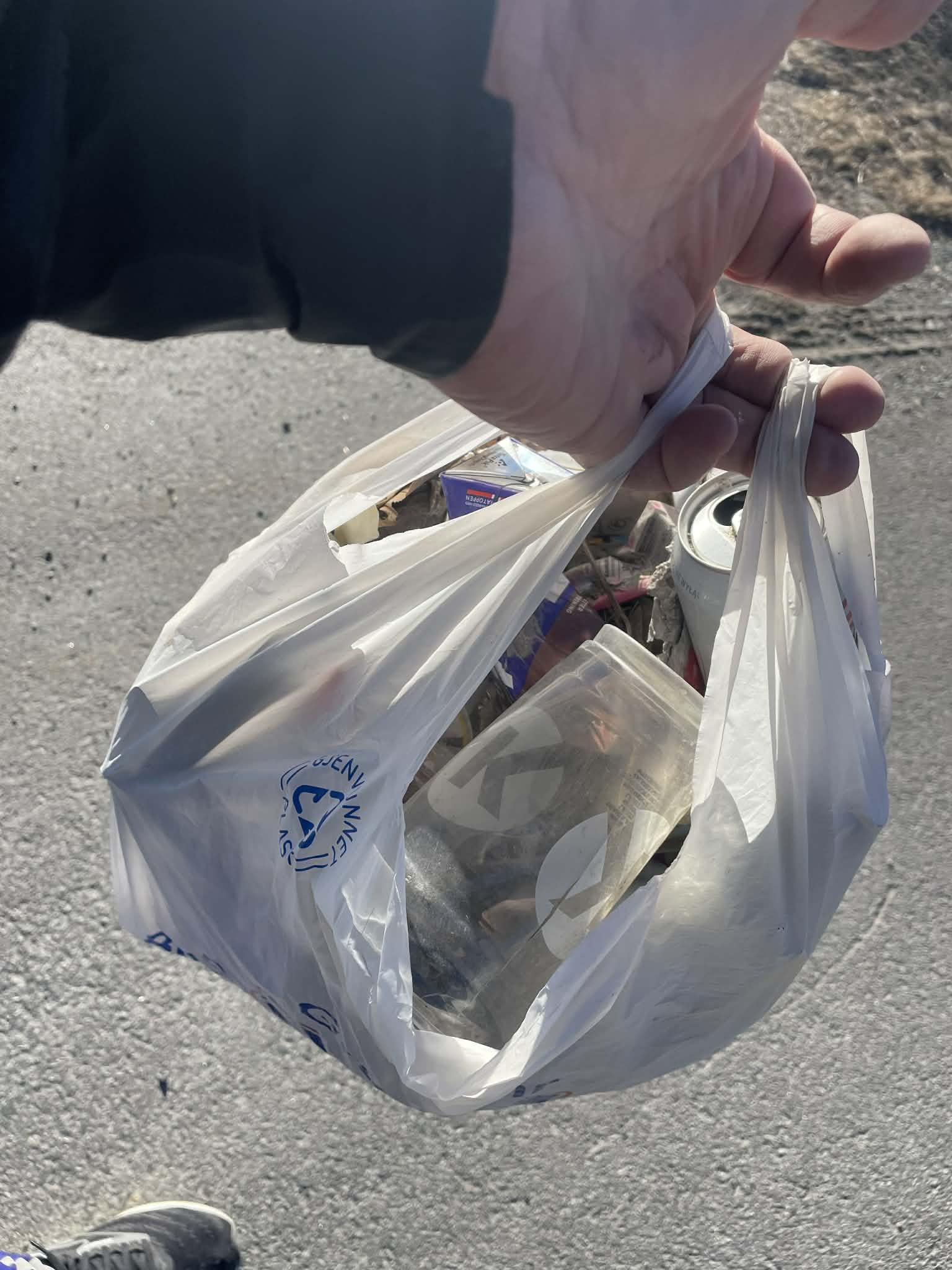 Tore Strømøy forteller at han fylte fire slike bæreposer på noen hundre meter på tur.