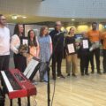 Fra venstre: Martin Sternberg, prisvinner Kathrine Kolgrov, Andrea Rymoen, Thea Paulsrud, Lars Thyholdt, Berit Billingsø og representanter fra Overskuddsfabrikken som mottok Frivillighetsprisen.