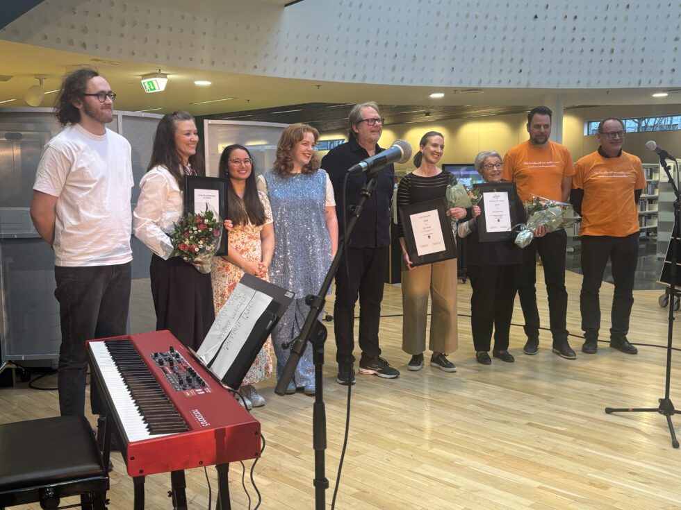 Fra venstre: Martin Sternberg, prisvinner Kathrine Kolgrov, Andrea Rymoen, Thea Paulsrud, Lars Thyholdt, Berit Billingsø og representanter fra Overskuddsfabrikken som mottok Frivillighetsprisen.