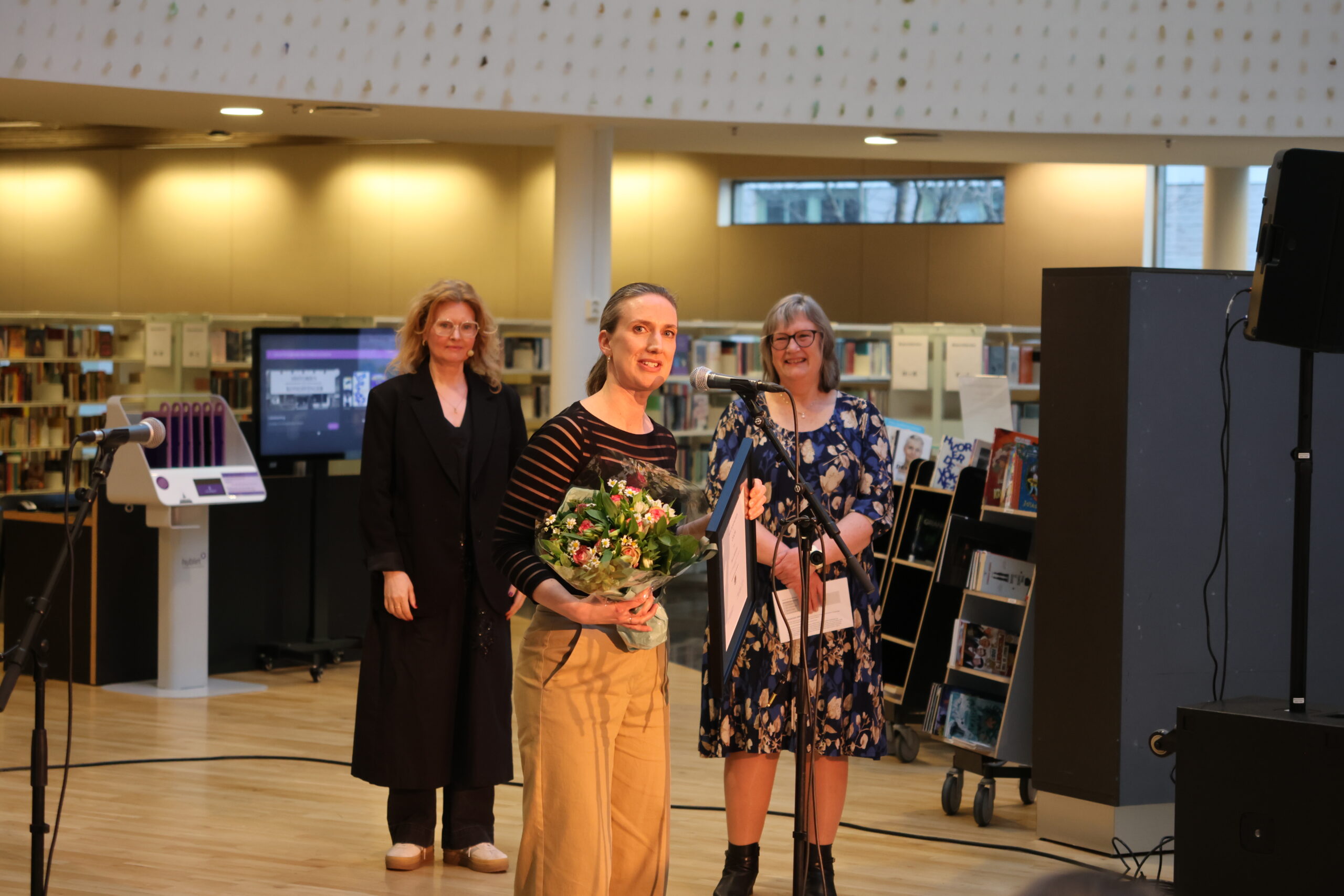 Anne-Line Kamøy, konstituert enhetsleder for kultur i Kongsvinger kommune og komiteleder Unn Bjørklund delte ut blomster og diplom til kulturprisvinner Berit Billingsø.