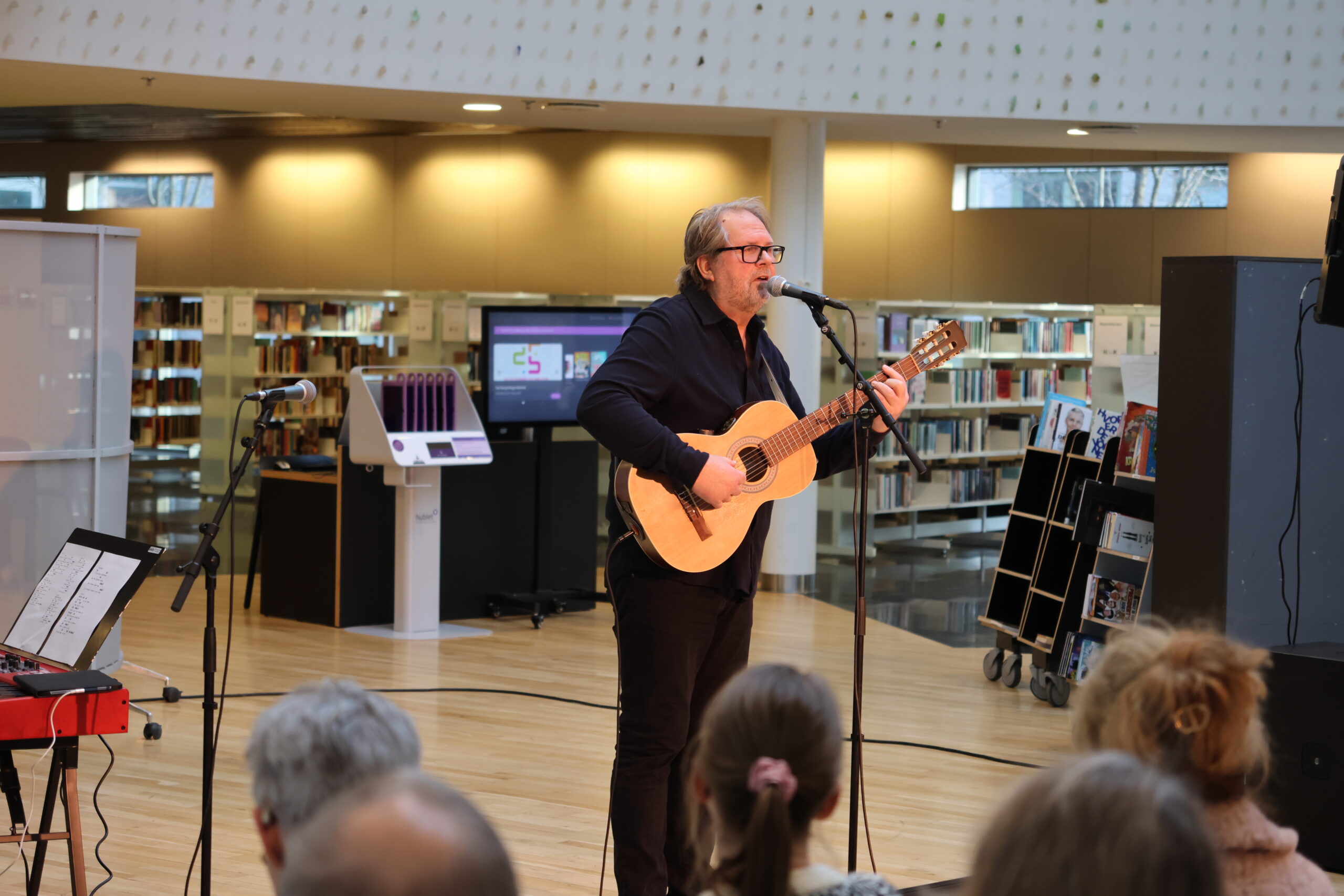 Lars Thyholdt mottok Kongsvinger kommunes kulturpris i 2011 Onsdag underholdt han publikum og prismottakerne med viser.