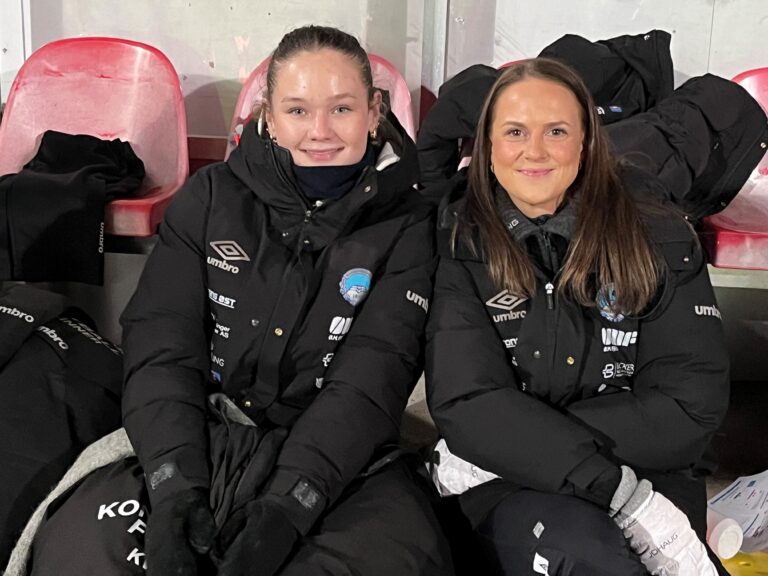 Emma Håpnes (til høyre) er tilbake i KIL Kvinner, men nå i en annen rolle en tidligere. Her er hun avbildet sammen med Kristine Skrutvold Skjæret.