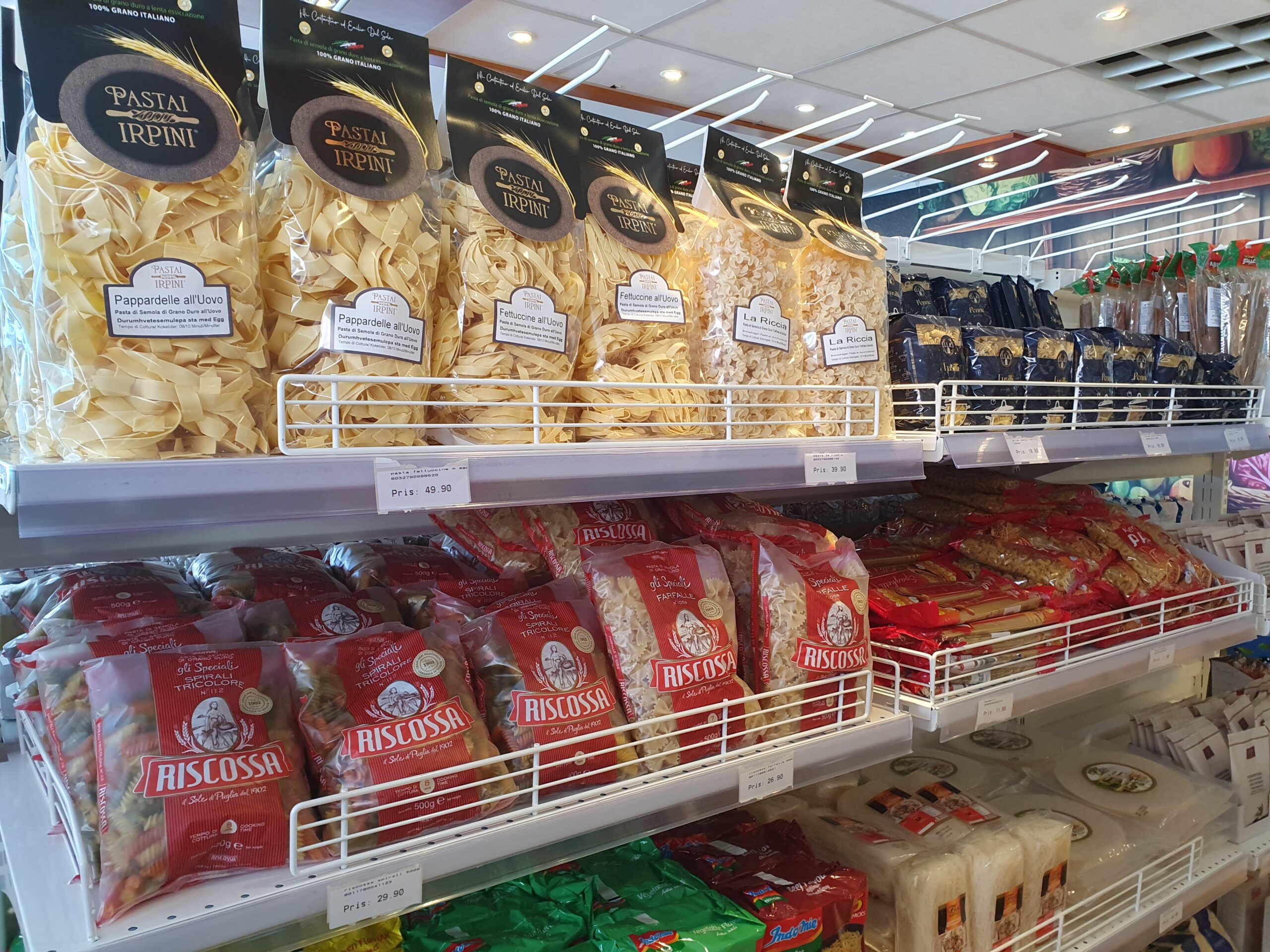 – Disse posene med pasta (øverst på bildet) synes jeg var så fine, så de måtte jeg bare ta inn, forteller Alshehabi.