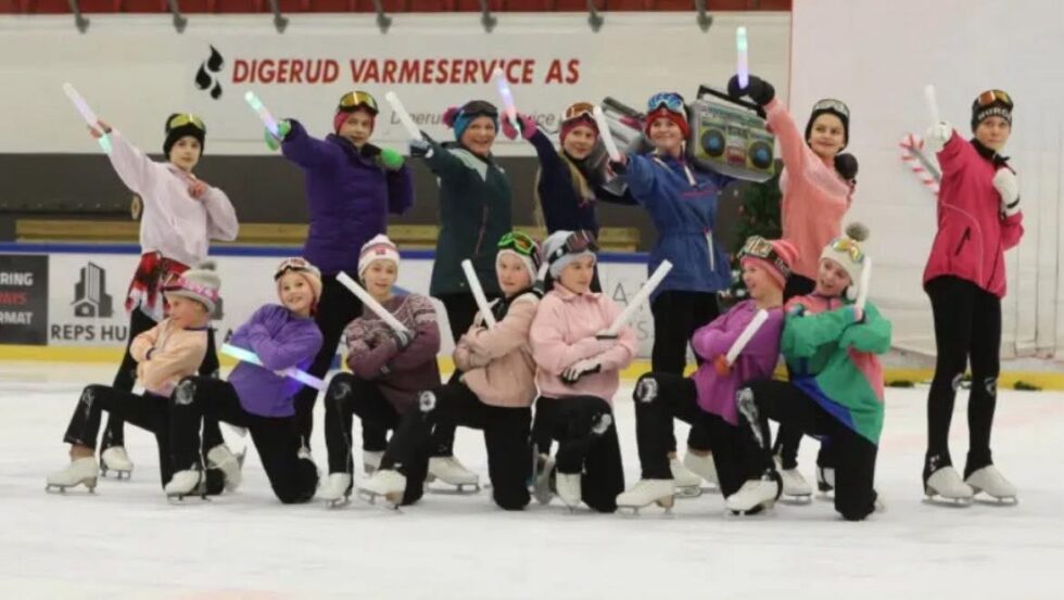 Bildet er fra klubbens spektakulære juleshow Vinter og Sne, nærmere bestemt Afterski, med aspiranter og konkurranseløpere.