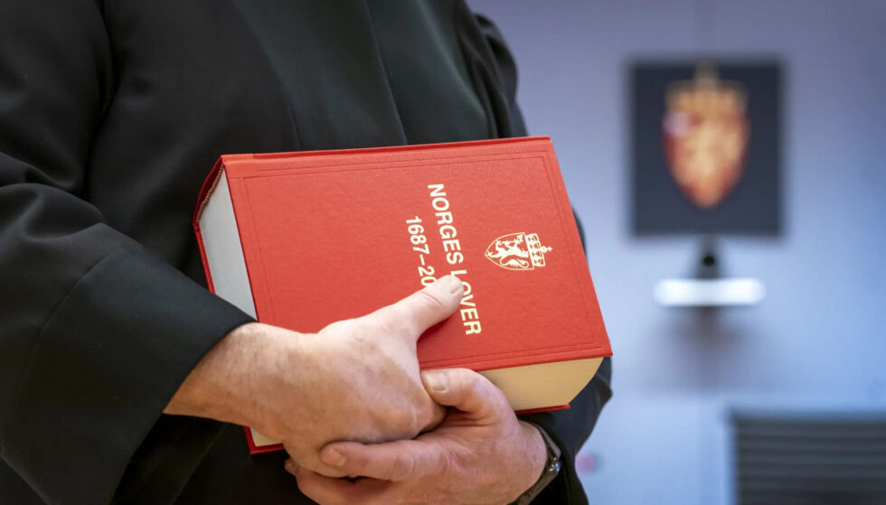 En kvinne er siktet for et tosifret antall voldshendelser. Etter nye tilfeller av vold er hun på nytt blitt fengslet.