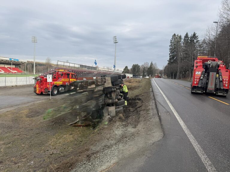 Bergingen av den veltede lastebilen ved Gjemselund ble satt i gang i 7 tiden mandag morgen.