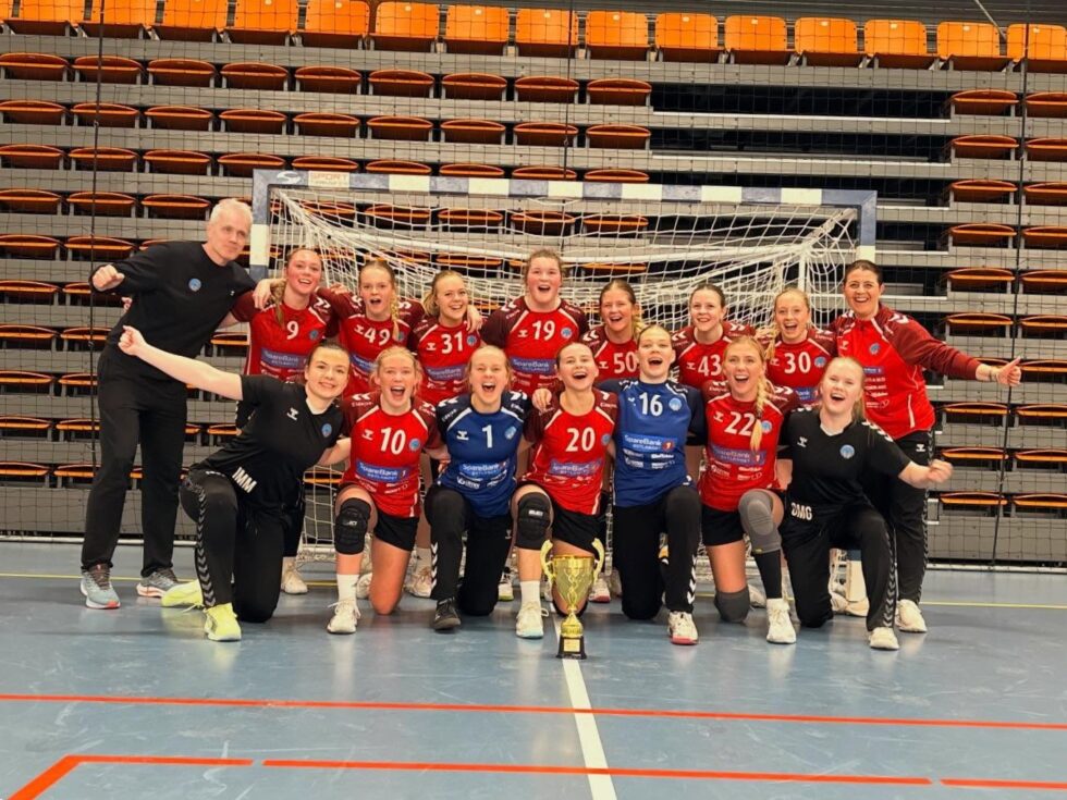Hele Kongsvinger J16-laget jubler etter å ha sikret seg gull og tittelen som regionsmestere 2026.