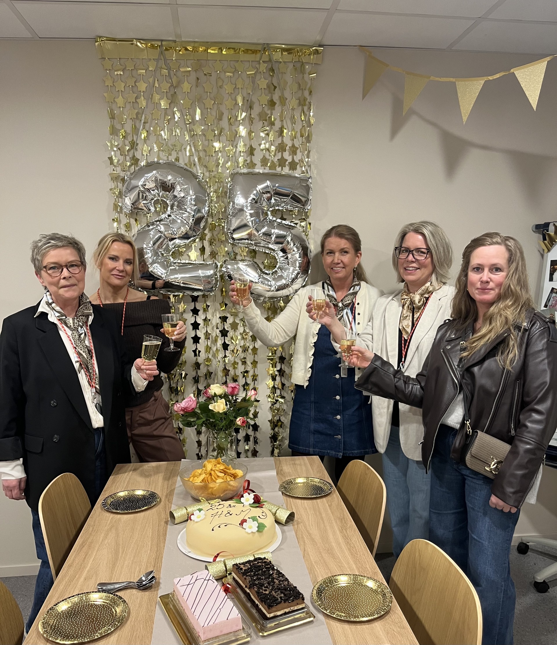 Tone Marie Ross (butikksjef), Monica Waaler (avdelingleder), Marit Jørgensen (visual merchandiser), Monica Holen( sales advisor) og Hanne Teksum (sales advisor) ved H&M Kongssenteret har allerede tyvstartet feiringen. – Vi er fem stykker fra H&M som har vært her siden 2001. Vi trives veldig godt i firmaet og på senteret.
Det har vært noen opplevelsesrike år. Mye har skjedd og dagene flyr. Godt arbeidsmiljø og spennende dager er stikkordet for at man blir på samme sted i så mange år. Vi er en fin gjeng som fortsatt gleder oss til å gå på jobb hver dag, sier de.
