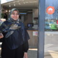 Nosheen Hussain har hatt mange lange dager, men trives fortsatt godt med å ønske folk velkommen til Palace Cafe.
