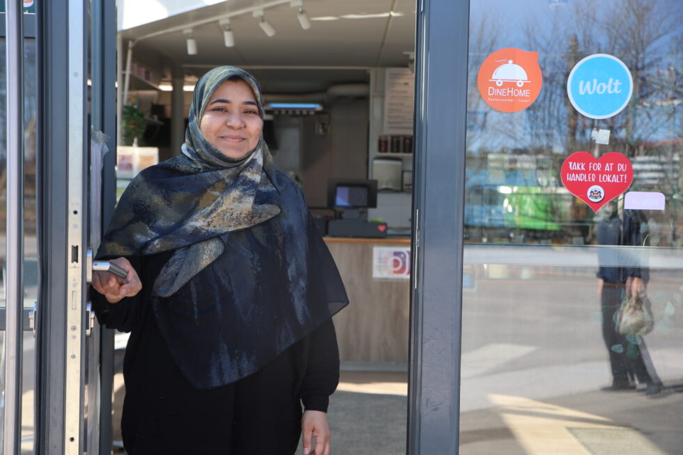 Nosheen Hussain har hatt mange lange dager, men trives fortsatt godt med å ønske folk velkommen til Palace Cafe.