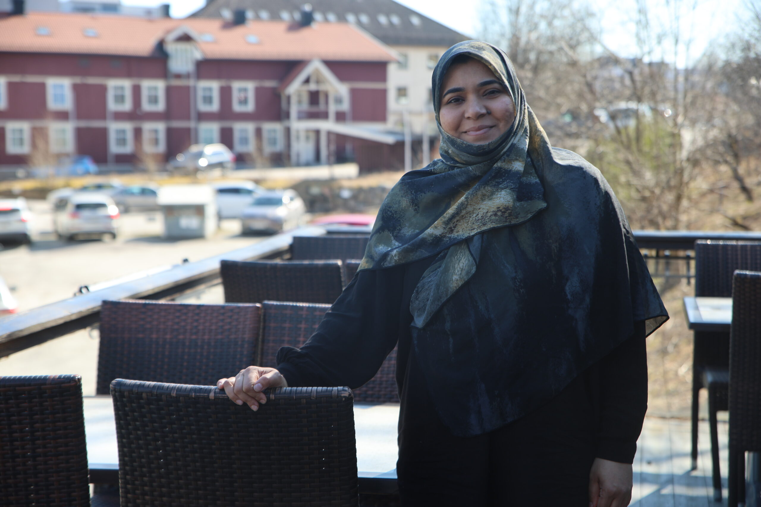 Fra og med nå begynner folk å ta i bruk Palace Cafe sin uteservering. Den er spesielt populær blant turistene i byen, forteller Nosheen Hussain.