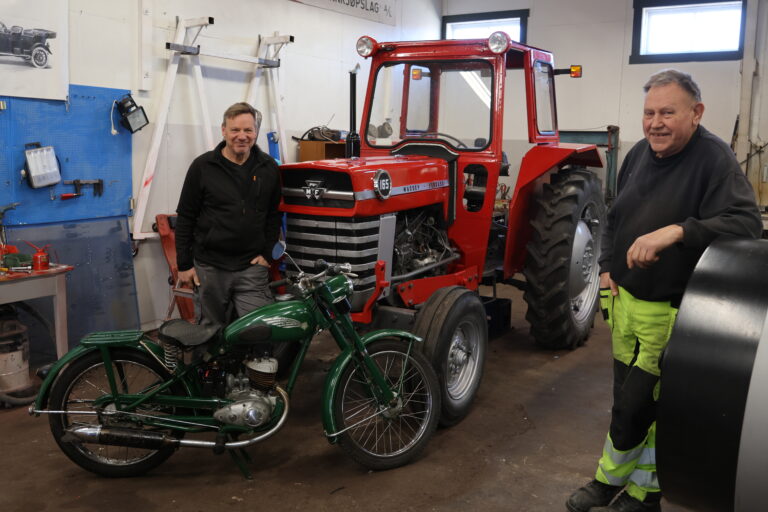 Frank Helledal og Johan Aarskog i Glåmdal Utstyr og Motorhistorisk Forening holder på med forberedelser til årets Glåmdalmarked 24-25.april.