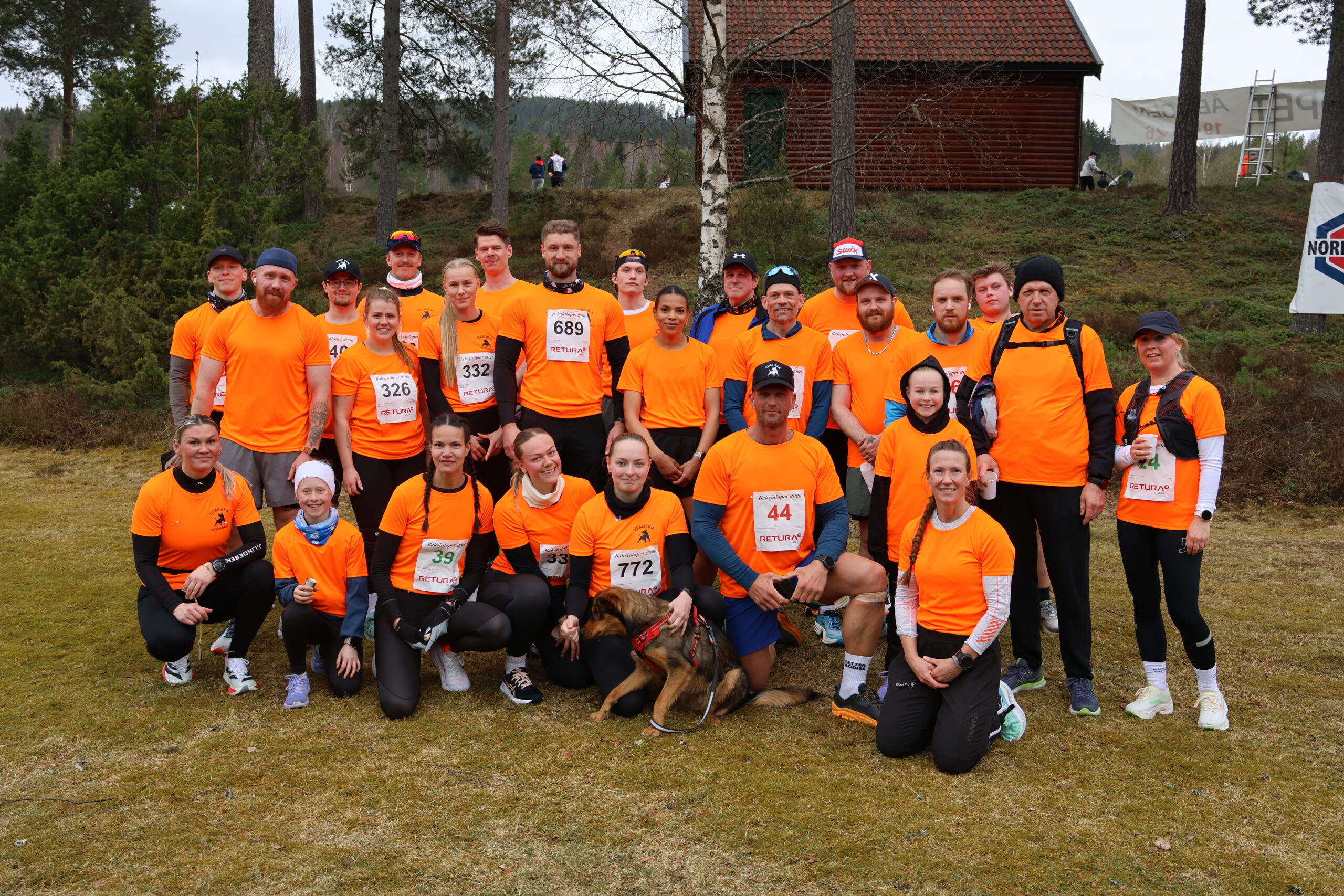 Her er veldig mange av de mellom 40 og 50 løperne som stilte til start i oransje trøyer for Huas Gym i Kongsvinger.