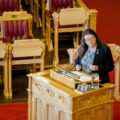 Kathy LIe, (SV) medlem i helse- og omsorgskomiteen på Stortinget er spent på om regjerinen vil benytte anledningen til å rydde opp i pasientreiser for Glåmdalsdistriktet.