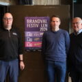 Lars Bråten, festivalsjef for Brandvalfestivalen er glad for at Ole Kenneth Olsen og Arild Nylend i VY Buss stiller med busser slik at festivalpublikummet kan komme seg til og fra festivalen på en enkel måte.