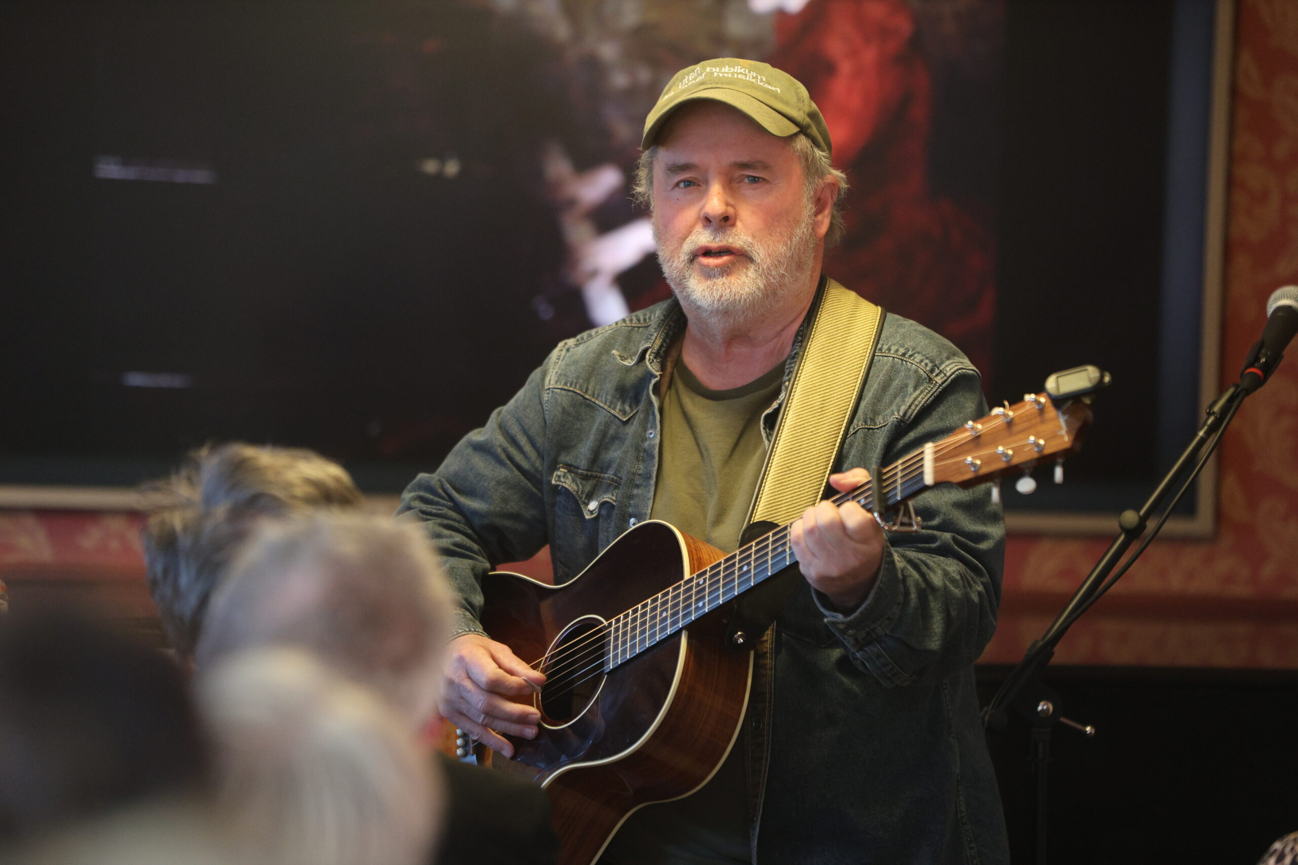 Henning Kvitnes hadde selvfølgelig med seg gitaren og tok oss litt gjennom hans reportoar fra "Back to little Eden" til "Evig Eies".