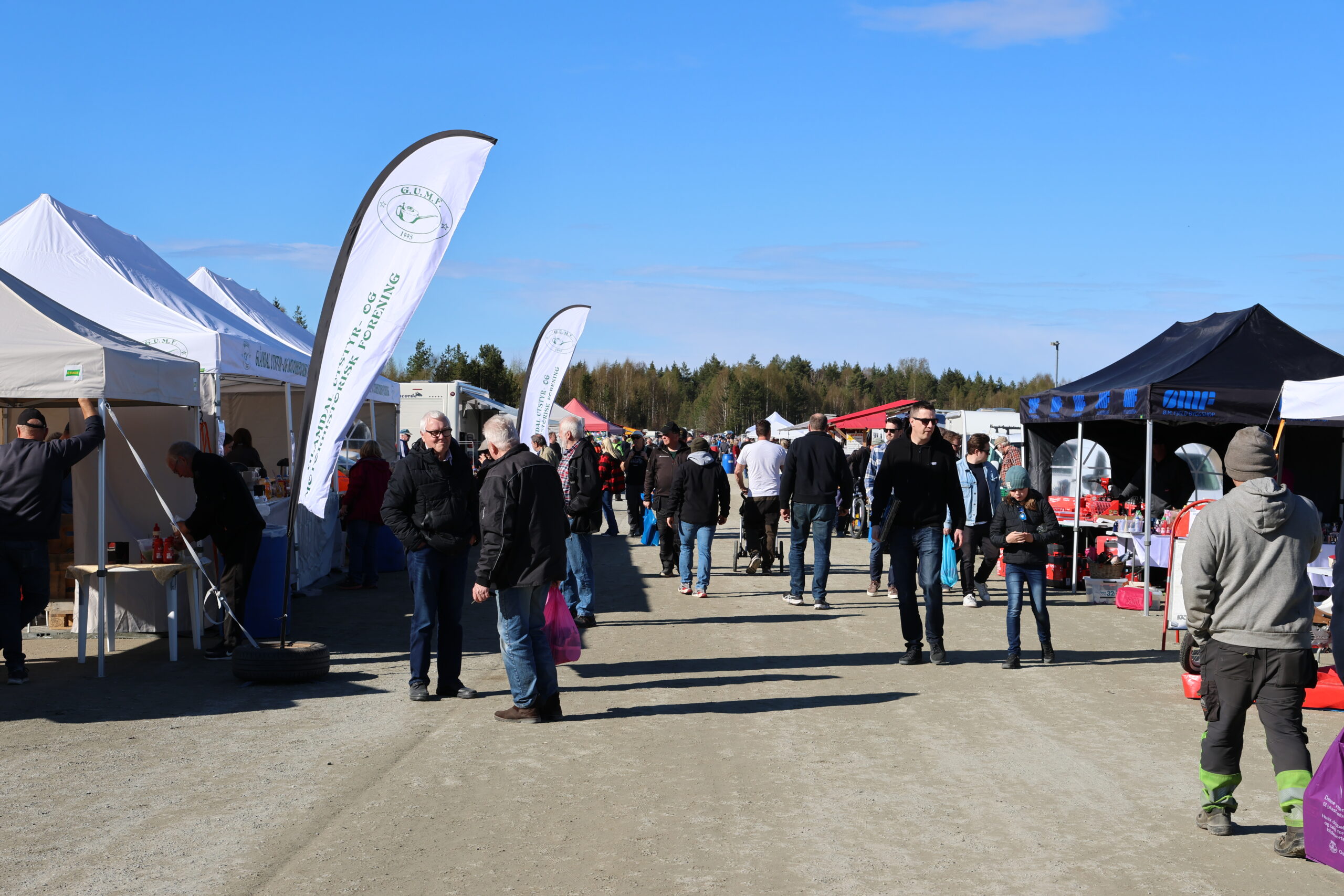 Mange benyttet seg av det fine været til en tur på Hov Travbane og Glåmdalsmarkedet fredag ettermiddag. Med salgsboder på begge sidene av langsida og videre rundt den ene svingen og ut på neste langside er det nok å kikke gjennom for de som tar turen.
