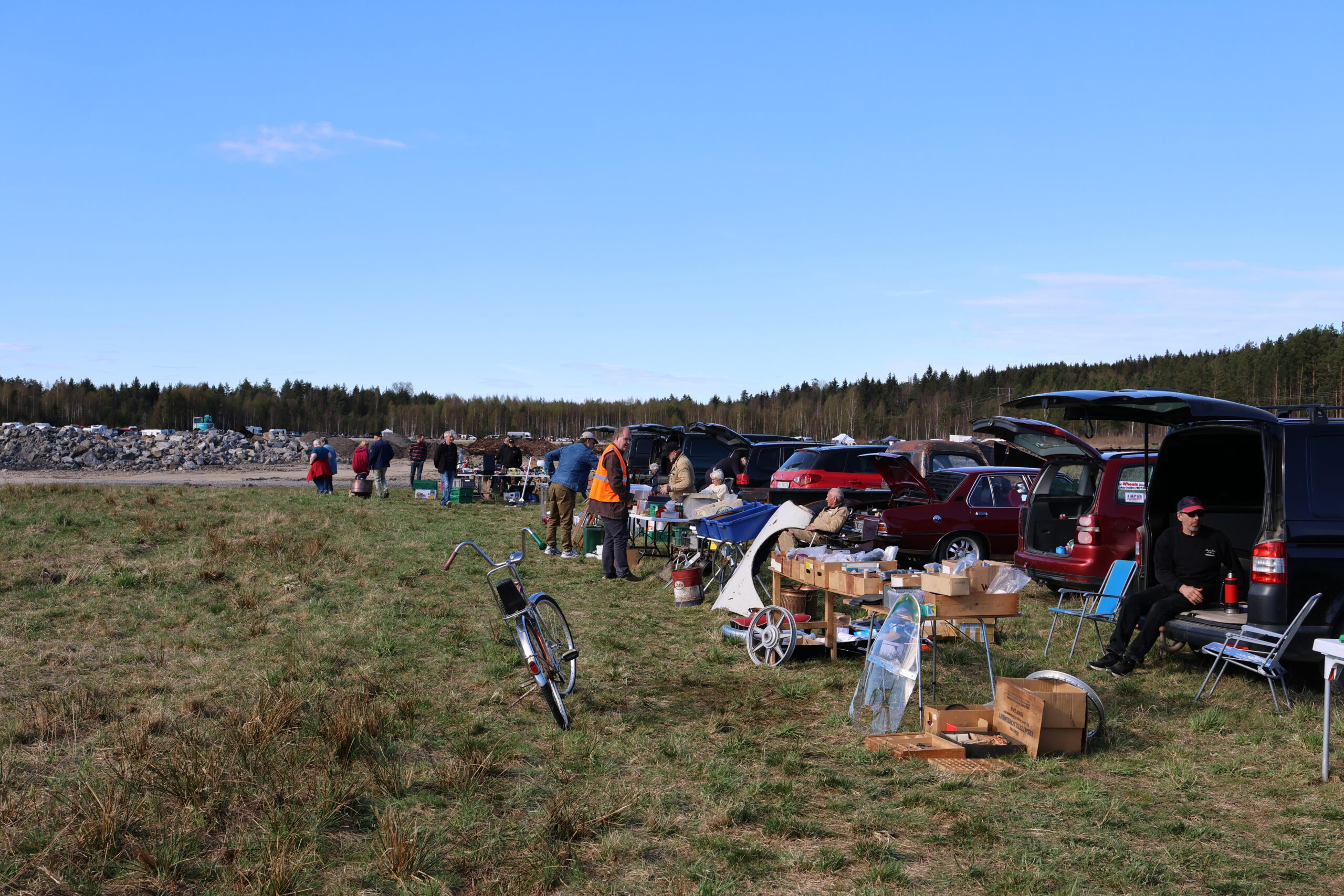 På indre bane har de som benytter seg av det nye "Baklukeloppis-tilbudet" stilt seg opp.Dette tilbudet er for de som trenger mindre plass og som kanskje bare har anledning til å selge en dag.