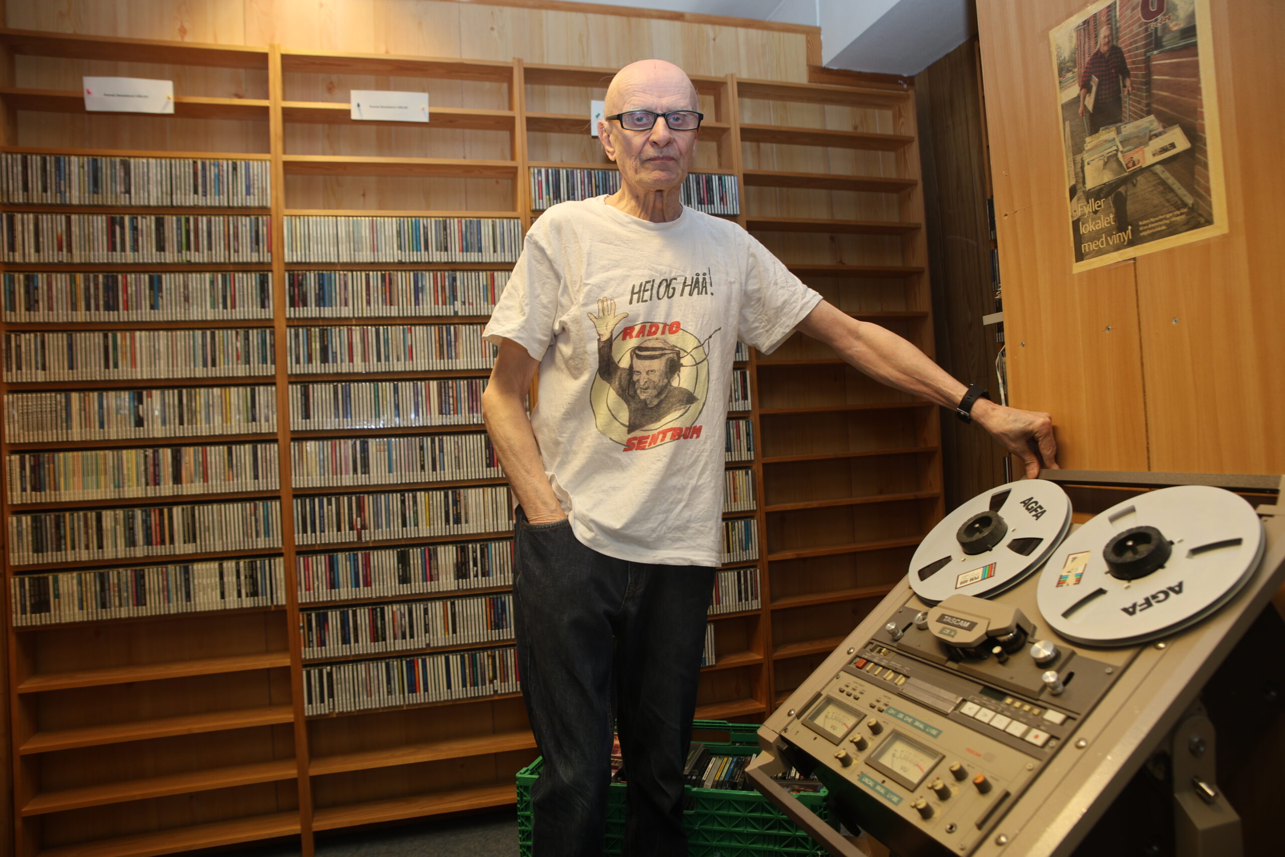 Hos Gjermund Kaknes og Radio Sentrum blir ingenting spilt digitalt. All musikken som sendes er kun med LP-plater eller CD-er. Denne er derimot ikke i bruk lenger.