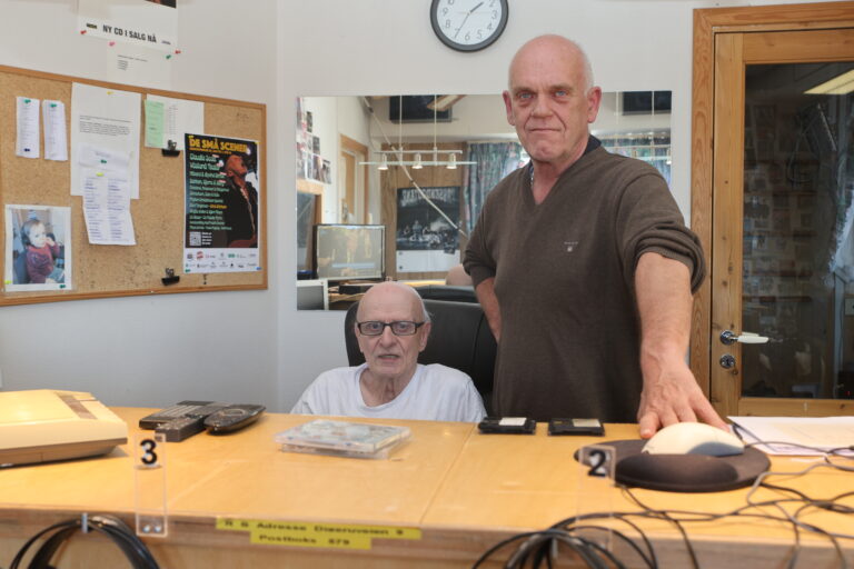 Redaktør Gjermund Kaknes, daglig leder Trond Wold i Radio Sentrum kan i dag feire 40 år for radiokanalen.