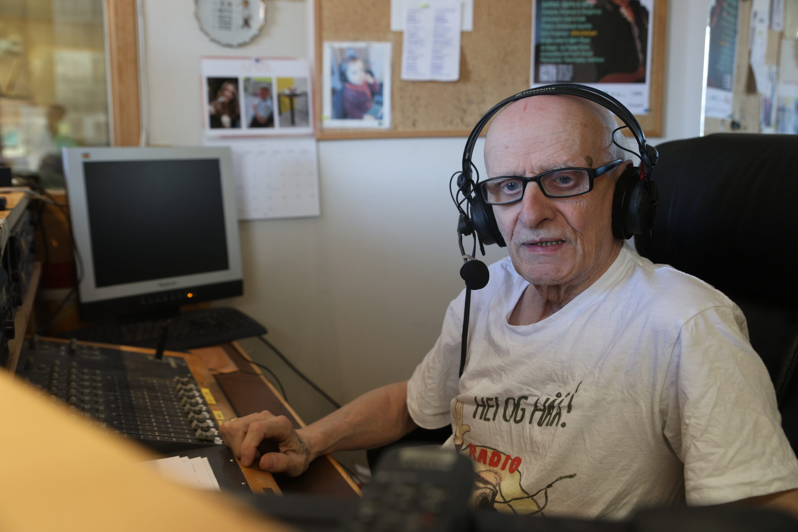 Her i denne stolen har redaktør Gjermund Kaknes tatt imot en rekke telefoner.