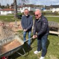 Vel-formann Arnfinn Seigerud (t.h.) og kasserer Sjur Strand har bruke mye tid på å sørge for at Hexumløkka har en av byens fineste lekeplasser.