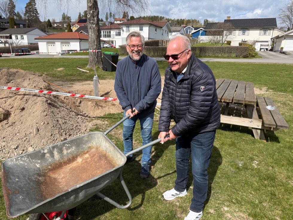 Vel-formann Arnfinn Seigerud (t.h.) og kasserer Sjur Strand har bruke mye tid på å sørge for at Hexumløkka har en av byens fineste lekeplasser.