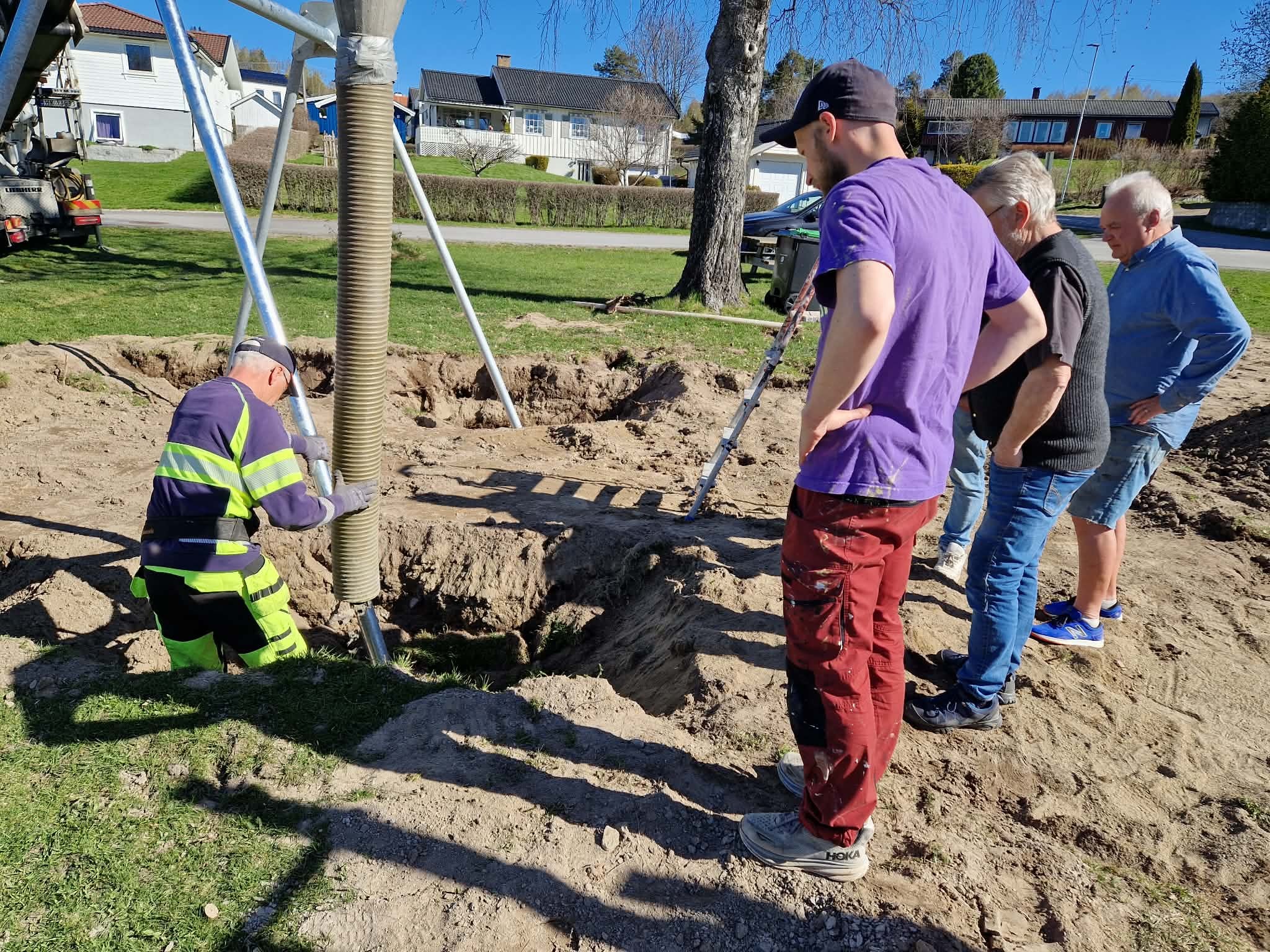 Med stor dugnadsinnsats og snille bidragsytere har får Hexumløkka nå nok en oppgradering med flere nye lekeapparater satt opp.