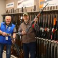 Thor Hjalmarsen, leder i Skogen Jaktskytterklubb og Robert Østby, daglig leder i Jaktia Kongsvinger håper mange tar turen til Skogen Jaktskytterklubb på lørdag.