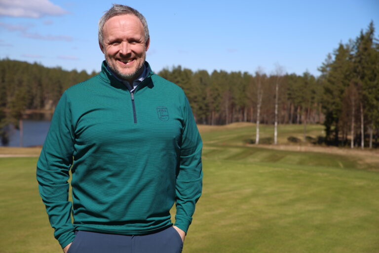 Daniel Larsson kan som vanlig smile bredt. Denne uken åpner banen på Liermoen og Kongsvingers golfklubb kan se tilbake på et meget godt 2025.
