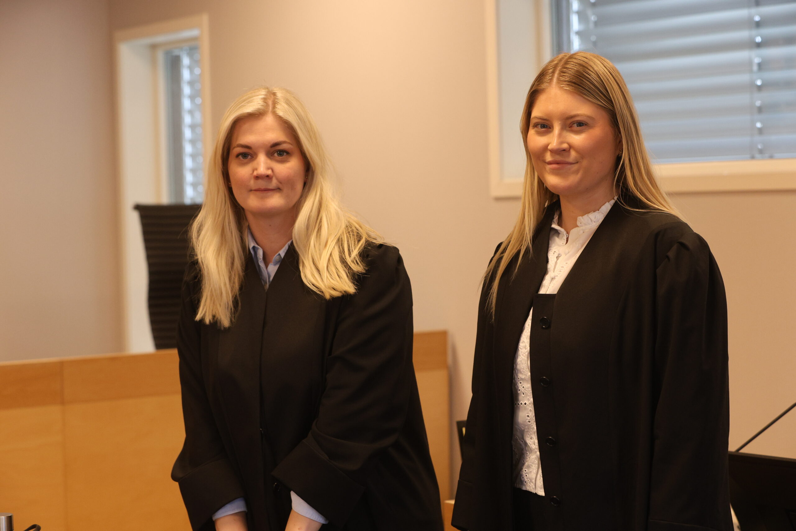 Hilde Firman Fjellså (t.v.) og Anne Marie Sundby forsvarer mannen som erkjenner å ha skutt et dyr.