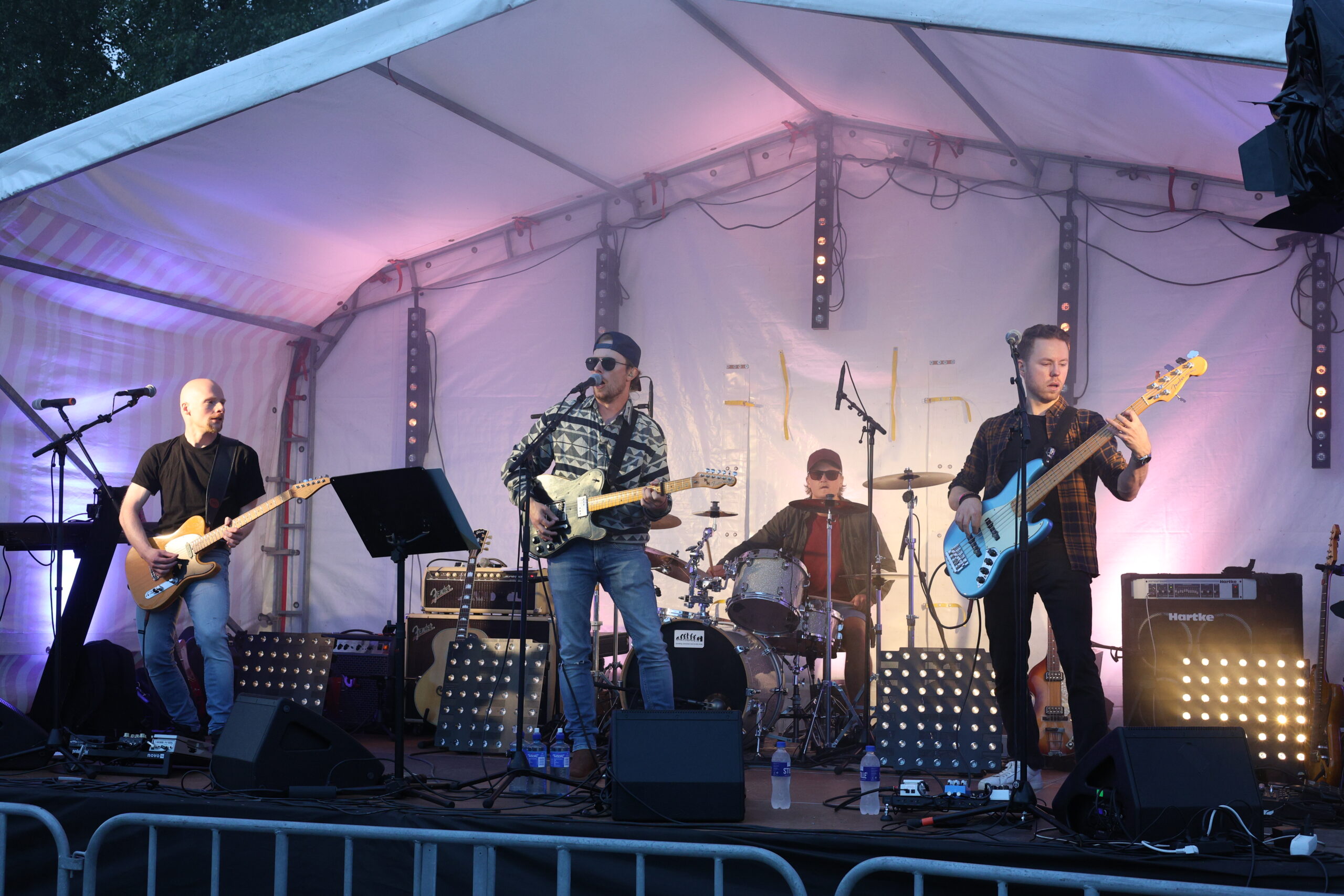 Tidligere har Harwester spilt på Brandvalfestivalen. På fredag blir det en mer intim og akustisk versjon publikum får oppleve i det gamle fjøset på Skineb.