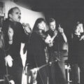 Jan Husemoen var aktiv som musiker og senere først og fremst som revyskuespiller i Kongsvinger gjennom flere tiår. Her er han nummer to fra venstre i en forestilling med Cabaretensemblet under Teaterfestivalen i 995.
