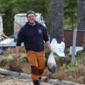 Audne Stømner er an av mange frivillige som hvert år stiller opp når Kongsvinger Jeger og Fiskeforening skal sette ut ørret på Varaldskogen.