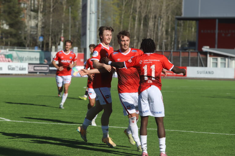Ludvig Langrekken (midten) jubler sammen med Rasmus Opdal Christiansen (t.v.) og Daniel Job etter å ha sendt KIL i ledelsen 2-0.