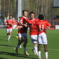 Ludvig Langrekken (midten) jubler sammen med Rasmus Opdal Christiansen (t.v.) og Daniel Job etter å ha sendt KIL i ledelsen 2-0.