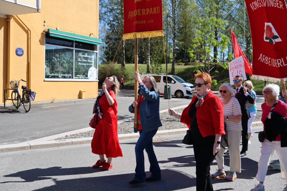 Ordfører Elin Såheim Bjørkli (Ap) gikk i 1.mai-tog i Kongsvinger.