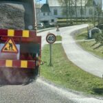 Det som kan se ut som grus er ikke det. Massen som fylles på fylkesveg 202 gjennom Austmarka skal bidra tll en sterkere overflate og hindre vanninntrengning.